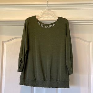 Green women’s size XL top.